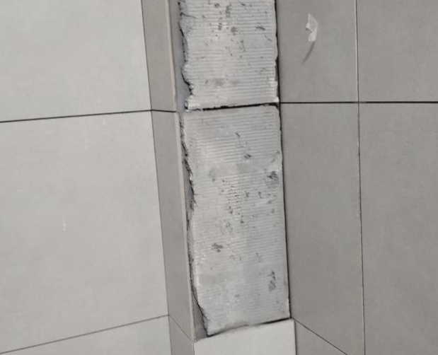 钟楼瓷砖空鼓维修公司分享下瓷砖施工前基层浇水润湿程度不足，可能导致以下问题