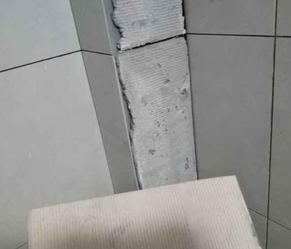 钟楼瓷砖空鼓维修公司分享下厨房瓷砖脱落的补救措施。